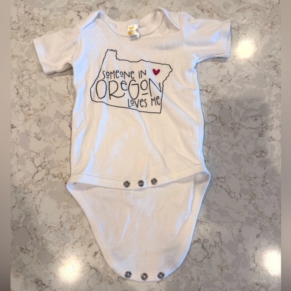 laughing giraffe Other - 6-12M White Baby Onesie with Oregon Print